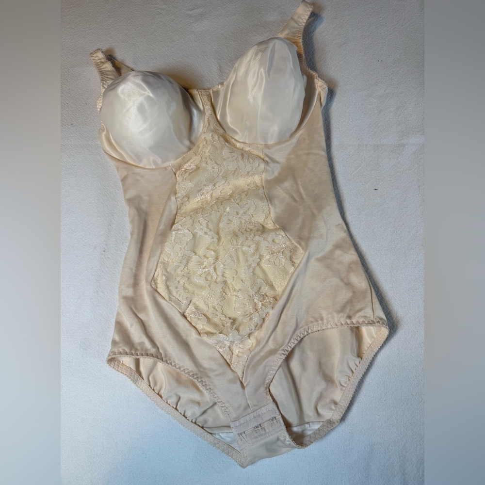 VTG OLGA Lace Shaper Pin Up Underwire Nude Diva Stretch
